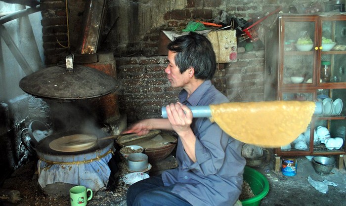 Nhiều thợ gốm ở Thổ Hà đã đổi nghề tráng bánh đa...